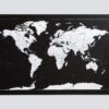 Juodas, detalus pasaulio žemėlapis ant sienos