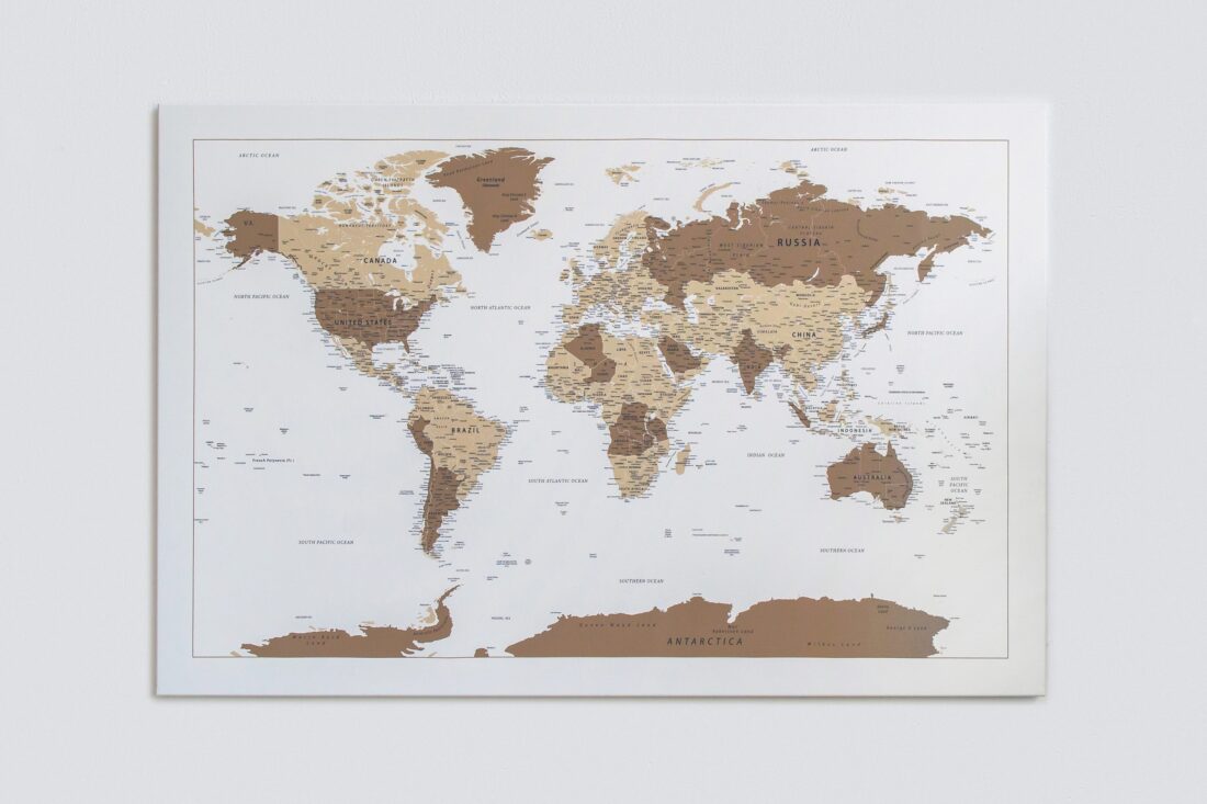 Rudas, detalus pasaulio žemėlapis ant sienos