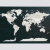 Tamsiai žalias, detalus pasaulio žemėlapis ant sienos