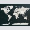 Tamsiai žalias, detalus pasaulio žemėlapis ant sienos