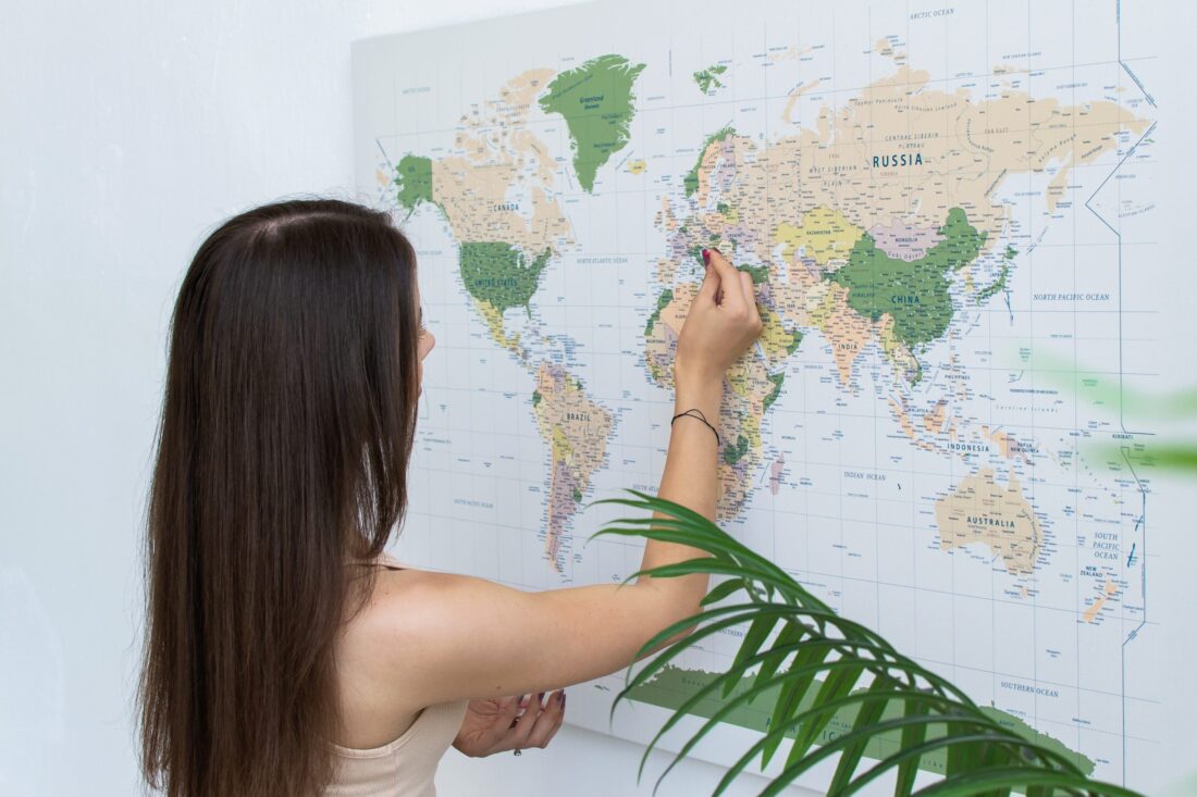 Pasaulio žemėlapis su smeigtukais (žalias, detalus) 1