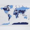 Žydras-mėlynas detalus pasaulio žemėlapis ant sienos