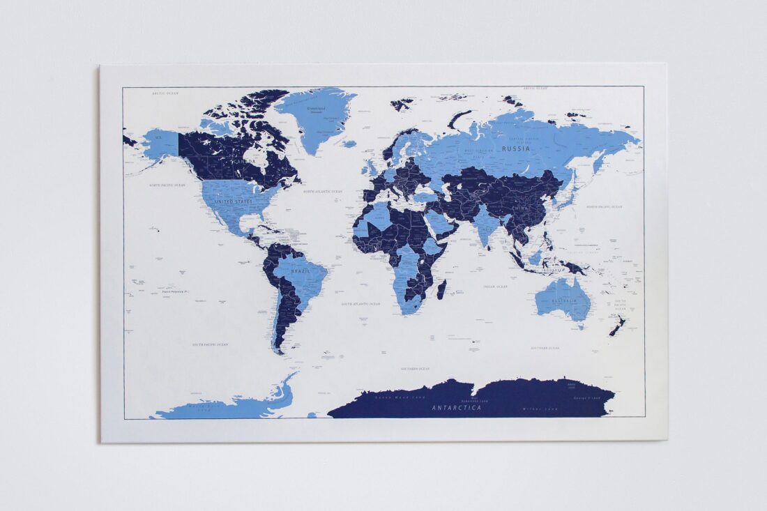 Žydras-mėlynas detalus pasaulio žemėlapis ant sienos